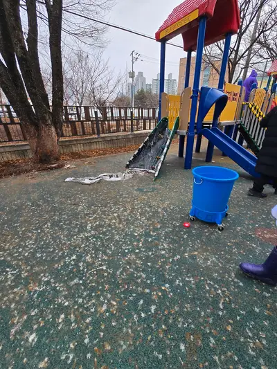 수원 놀이터청소 어린이집 거슬리는 까마귀 배설물도 없애는 현장 사진