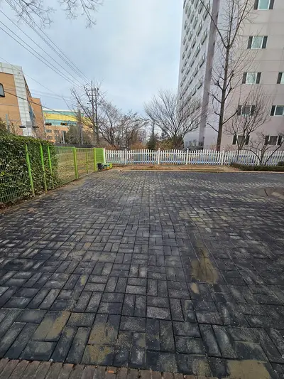 수원 놀이터청소 어린이집 거슬리는 까마귀 배설물도 없애는 현장 사진