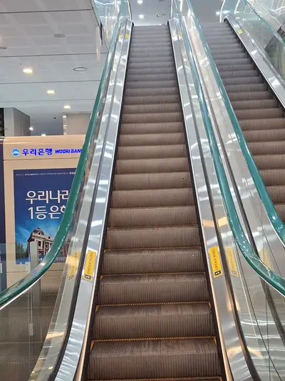 서울시청 에스컬레이터 틈새까지 꼼꼼 청소기 현장 사진